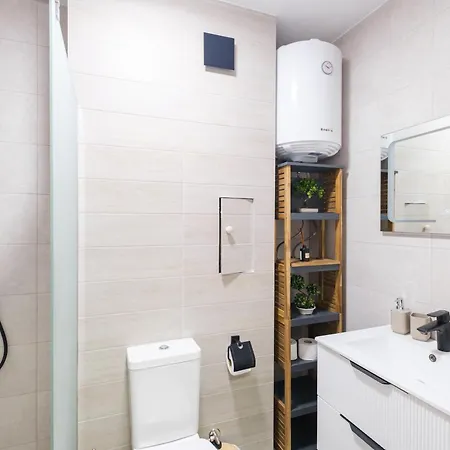 Modern 1-bed Flat In Free Parking *