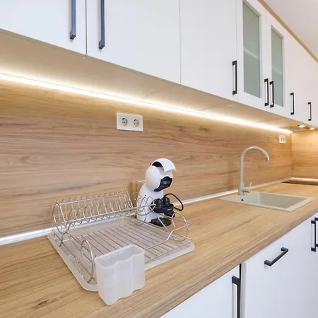 Modern 1-bed Flat In Free Parking *