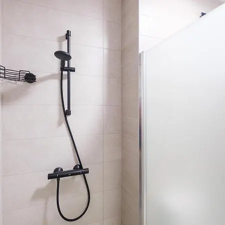 Modern 1-bed Flat In Free Parking *